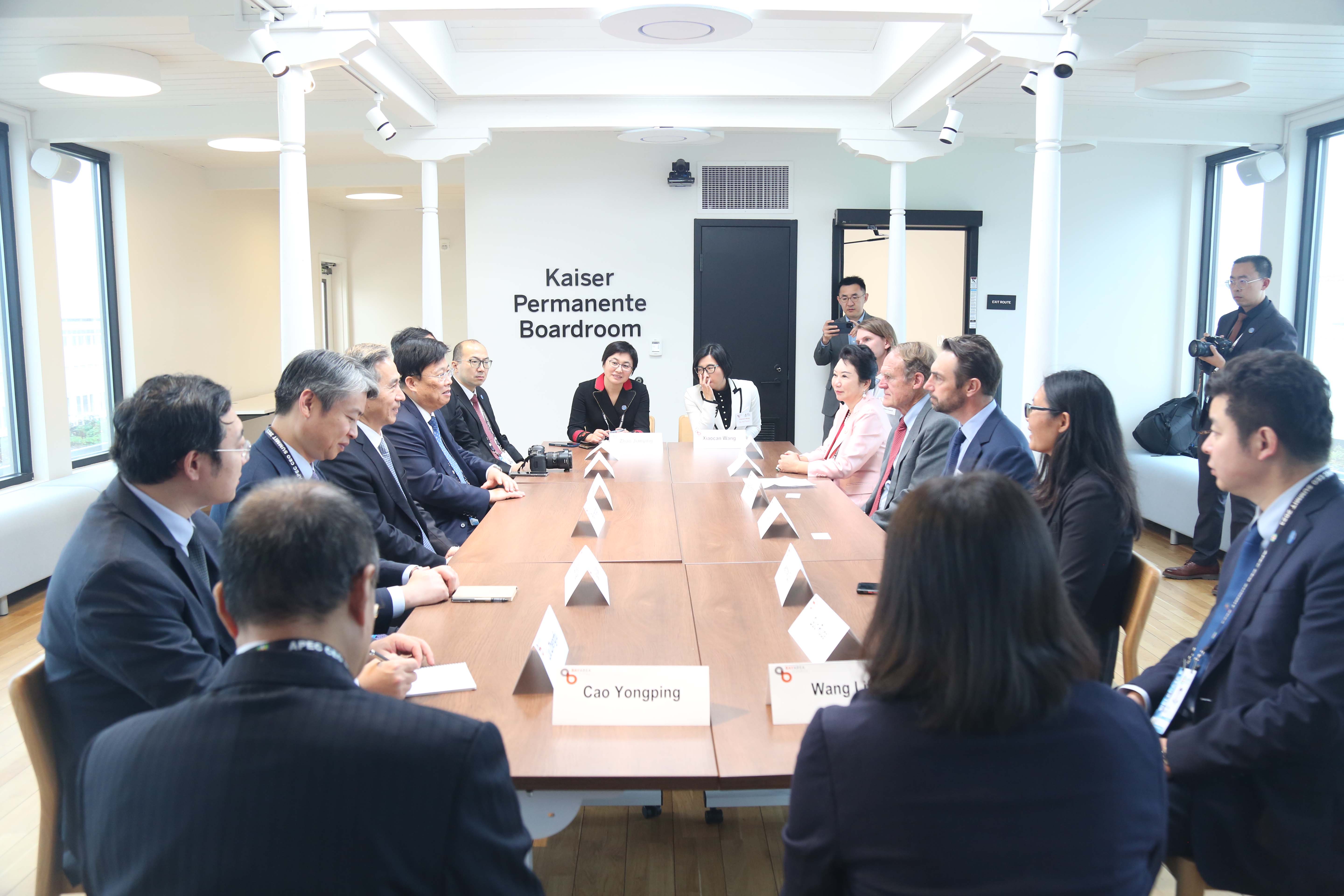 CC网投集团董事局李俐与中国贸促会会长任鸿斌互换